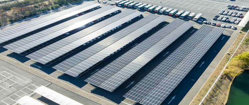 Quels sont les rôles des onduleurs et autres composants dans un système solaire ?